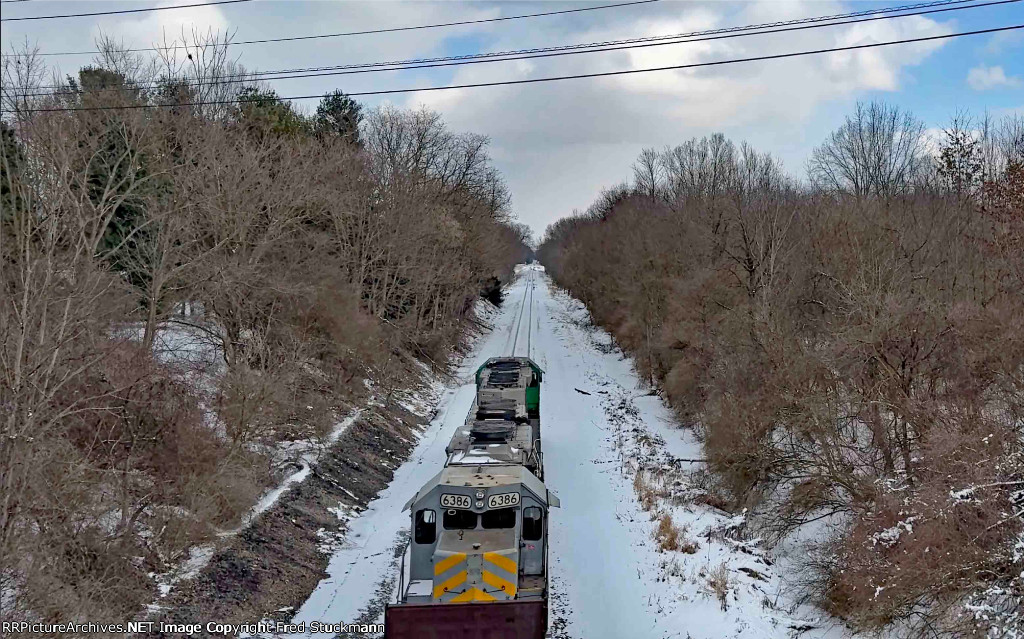 WE 6386 keeps watch over her train.